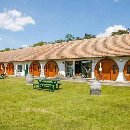 Winzerhof Kuessler - Weinviertel Hotel Stillfried Exterior foto