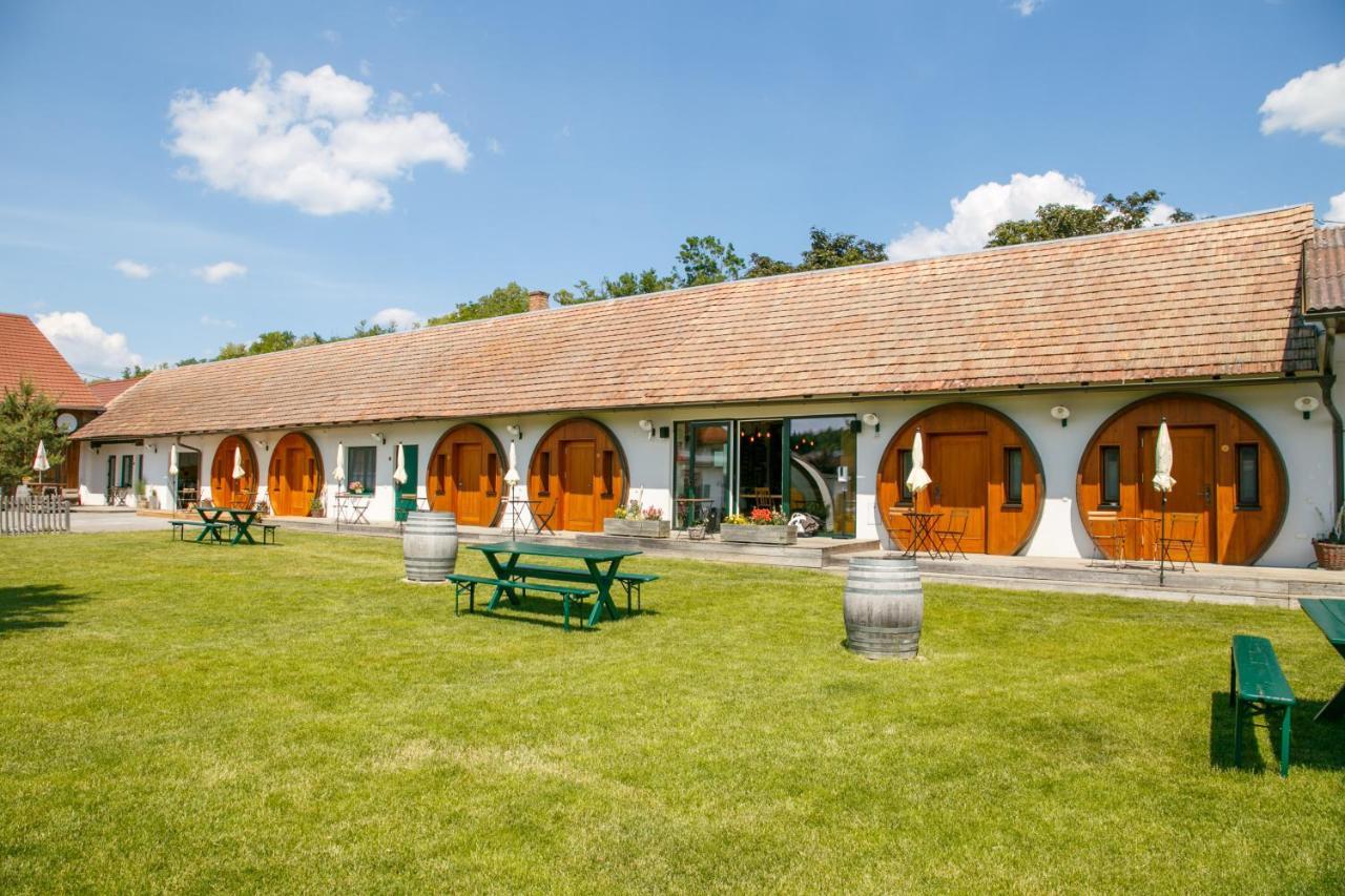 Winzerhof Kuessler - Weinviertel Hotel Stillfried Exterior foto